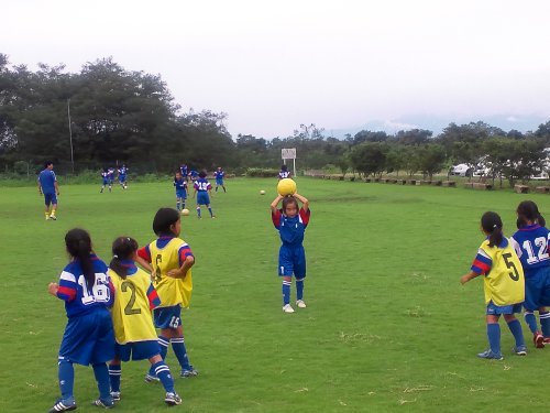 夏合宿①…雨も上がり、涼しいグランドで一生懸命練習中!