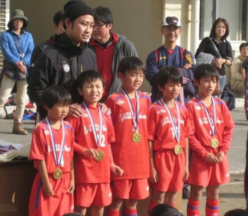 ミニサッカー大会 優勝チーム MVPしょうせい、監督ゆうき